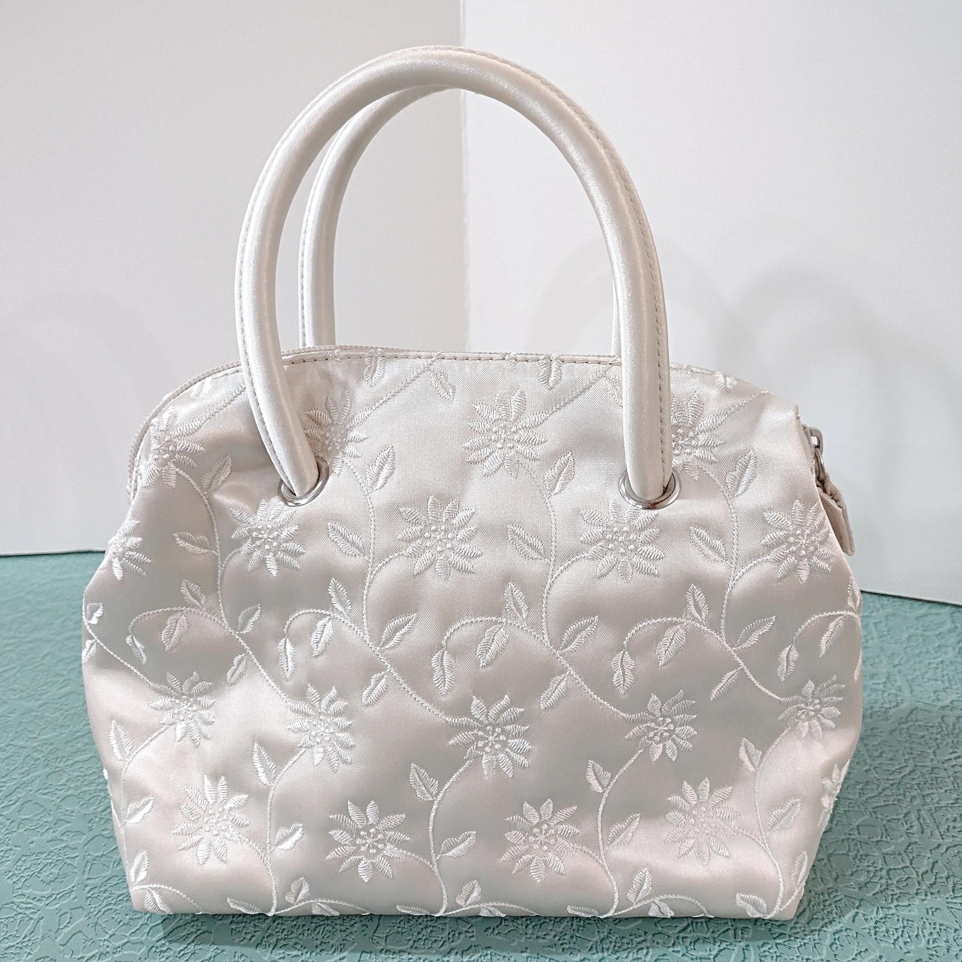 Vintage Nine West Ivory Satin Embroidered Floral Quilted Shoulder Bag